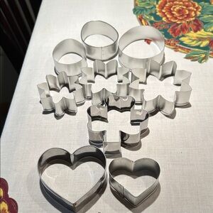 9 aluminum cookie cutters 3 Easter 2 valentine one St Paddy’s day 3 flowers